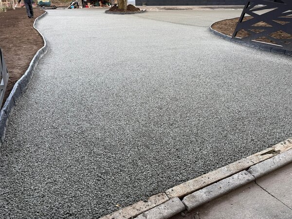 斜め（水勾配）の舗装と真っ平なオコシコン®︎ 同じお値段ならあなたはどちらを選びますか