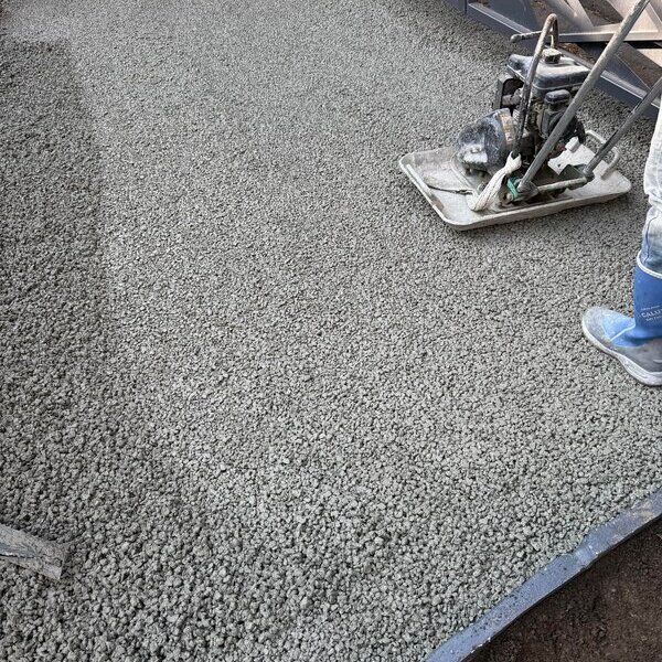 耐久性があり都会的で機能的な透水性コンクリート舗装と言ったら xxxコン です