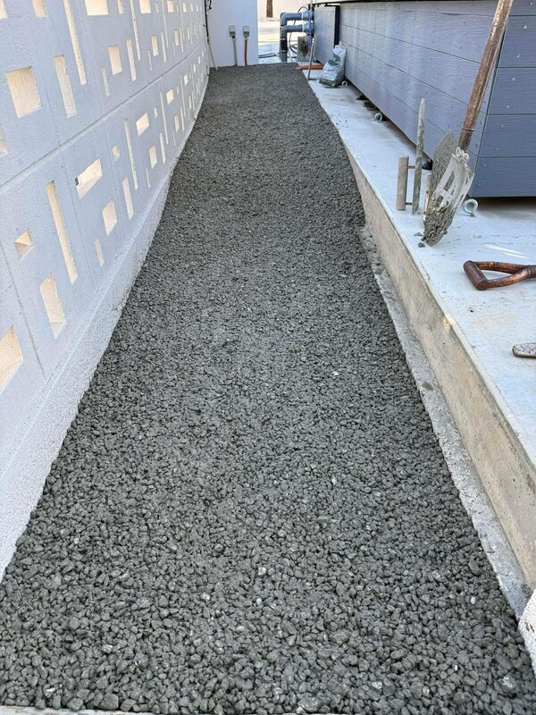 犬走（いぬばしり）のように狭くてジメジメする箇所の定番【オコシコン®︎】の特徴は見た目