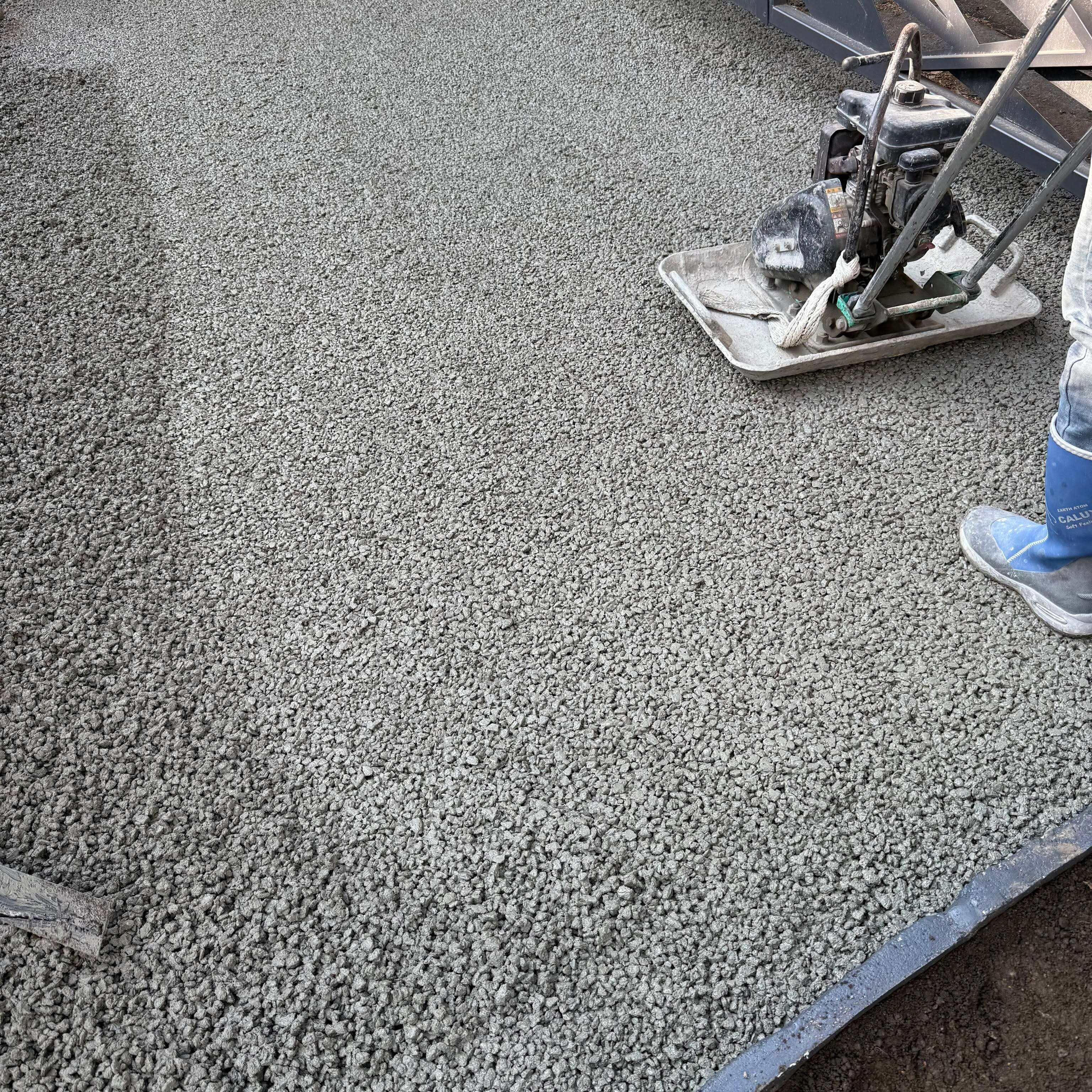 耐久性があり都会的で機能的な透水性コンクリート舗装と言ったら xxxコン です