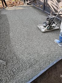 耐久性があり都会的で機能的な透水性コンクリート舗装と言ったら xxxコン です