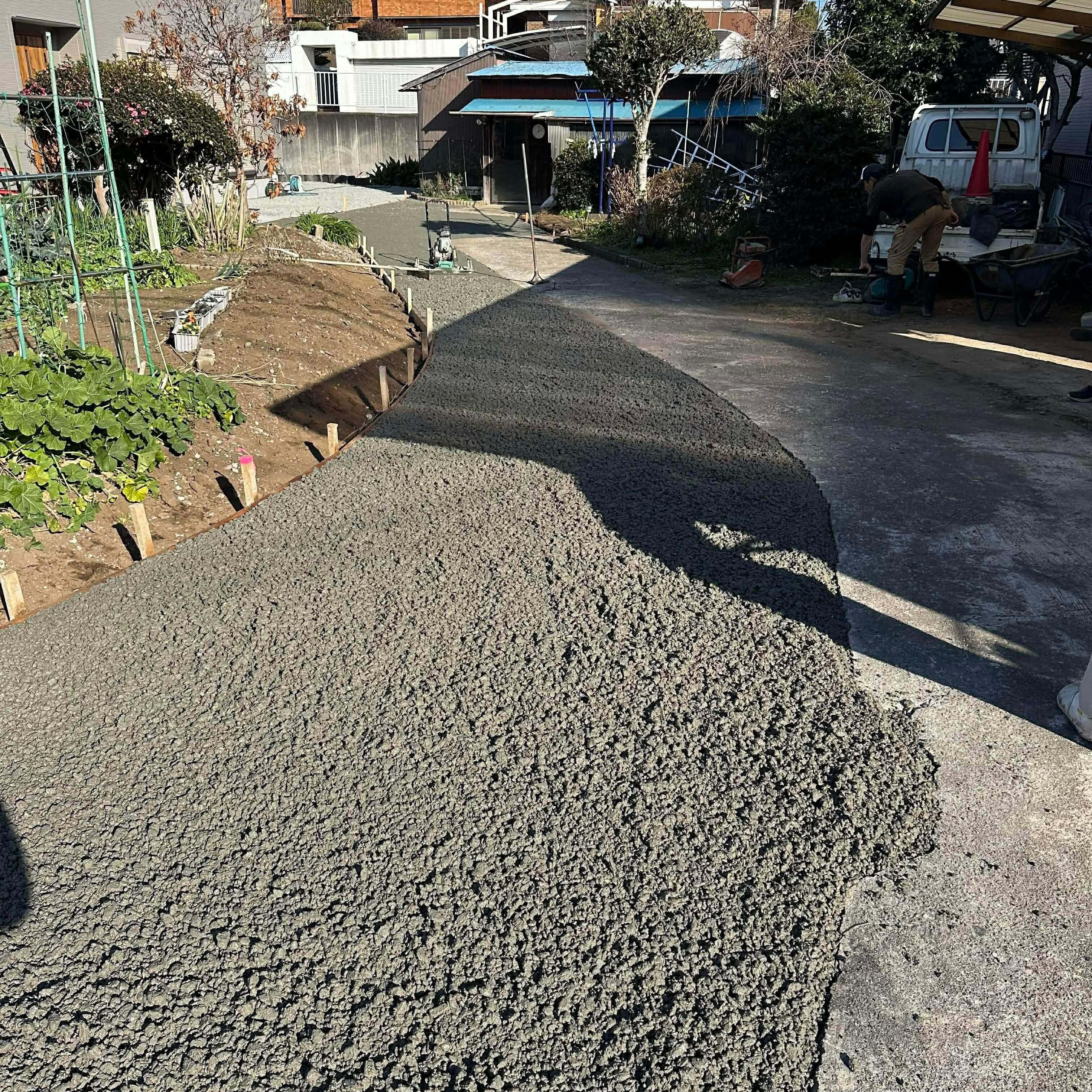 ポーラスコンクリート【オコシコン】直営施工（材工共下請け）【白い土間コン】並（平米1万円）で提供