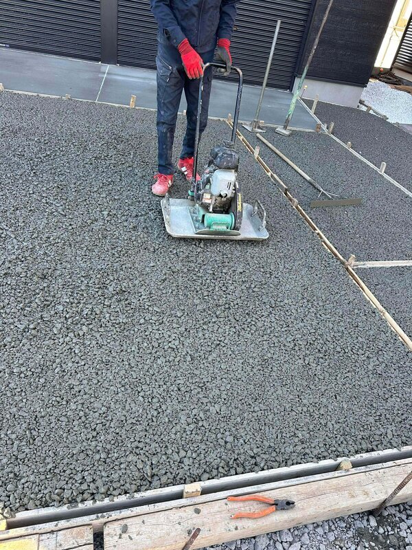 白い土間コン™︎、オワコン®︎まさ固®︎、オコシコン®︎ 色々選べる【土間コン】今回は見た目（ゴツゴツ荒々しい）