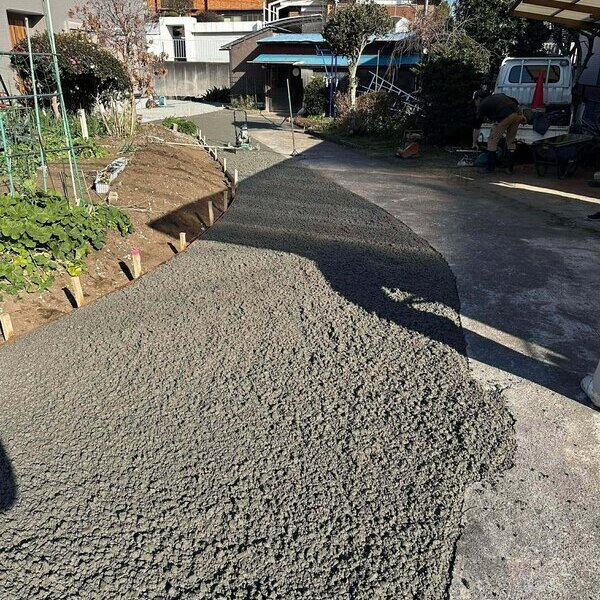 ポーラスコンクリート【オコシコン】直営施工（材工共下請け）【白い土間コン】並（平米1万円）で提供