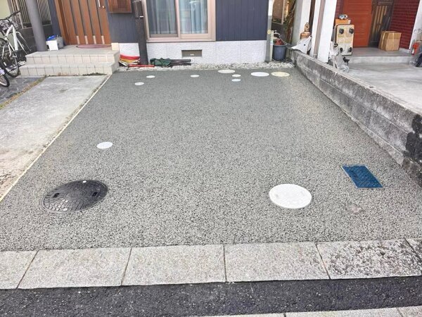 駐車場に普通の土間コン or 白い土間コン or オコシコン®︎（ポーラスコンクリート舗装）選べます