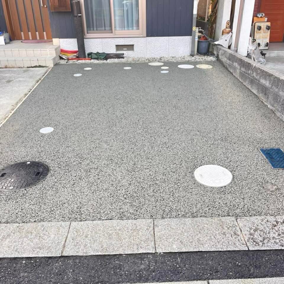 駐車場に普通の土間コン or 白い土間コン or オコシコン®︎（ポーラスコンクリート舗装）選べます