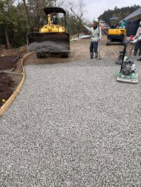 大型機械や重機も投入される大規模な外構【土間コン™︎】にも採用される排水性コンクリート