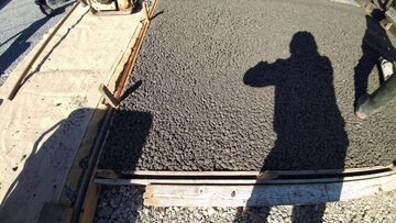 テクスチャはゴツゴツと荒々しく土砂降りでも表面に滞水しない土間コンクリート