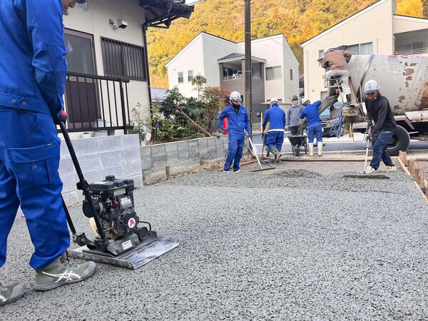 粒(骨材）と粒が点で繋がる構造【オコシコン®︎】水たまりができない排水を気にしなくてもいい