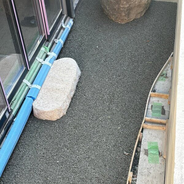 水浸しで奥まった場所でも真っ平らで排水設備のいらない舗装として活躍しています