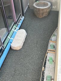 水浸しで奥まった場所でも真っ平らで排水設備のいらない舗装として活躍しています