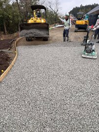 大型機械や重機も投入される大規模な外構【土間コン™︎】にも採用される排水性コンクリート