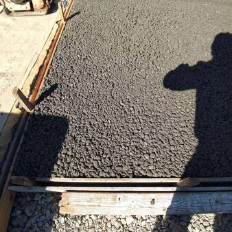 テクスチャはゴツゴツと荒々しく土砂降りでも表面に滞水しない土間コンクリート