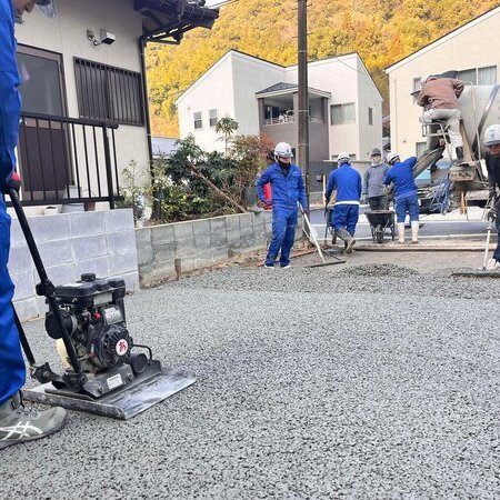 粒(骨材）と粒が点で繋がる構造【オコシコン®︎】水たまりができない排水を気にしなくてもいい