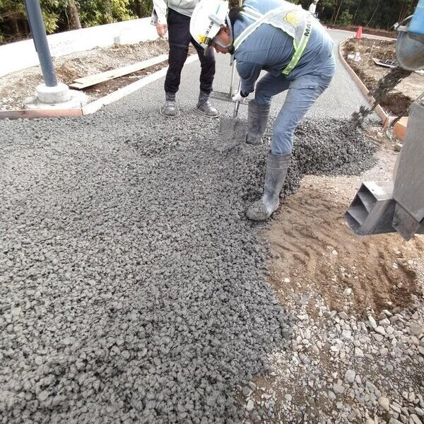 ワイヤーメッシュがないから生コン車から直接荷下ろしできる作業が楽な排水性土間コン™︎