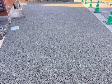 玄関先まで距離があり元々庭だった場所に駐車場を設置するため透水性コンクリートのメリットが活かせてます