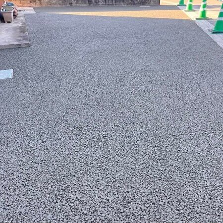 玄関先まで距離があり元々庭だった場所に駐車場を設置するため透水性コンクリートのメリットが活かせてます