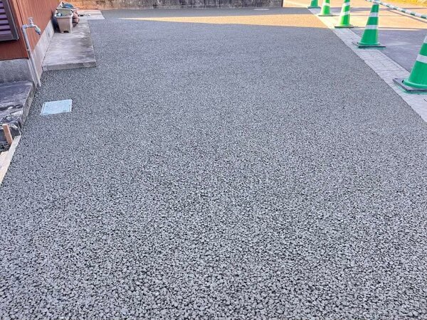 玄関先まで距離があり元々庭だった場所に駐車場を設置するため透水性コンクリートのメリットが活かせてます