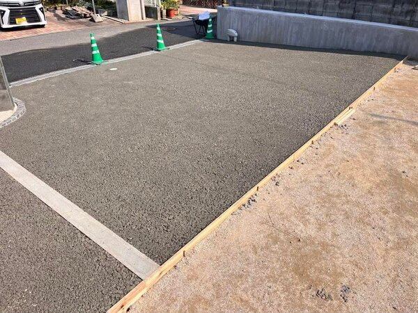 性能だけでなく見た目 「透水構造を由来とするゴツゴツと荒々しい仕上がり」 もウリの一つです