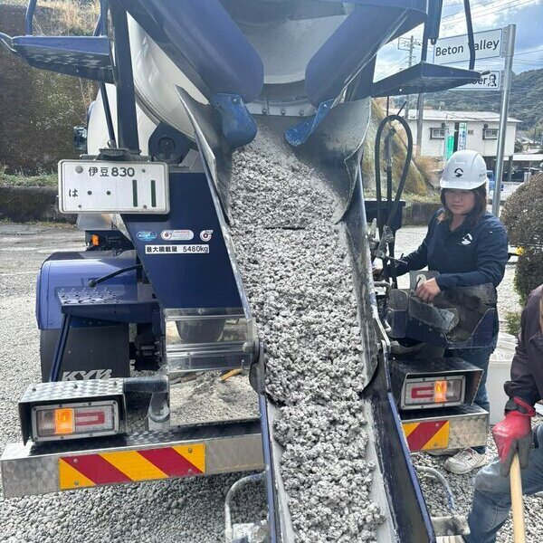 白いオコシコン®︎ 登場！ シリーズ【白い土間コン™︎】は オワコン®︎まさ固®︎ や ドットコン にも！