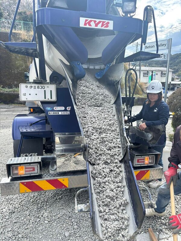 白いオコシコン®︎ 登場！ シリーズ【白い土間コン™︎】は オワコン®︎まさ固®︎ や ドットコン にも！