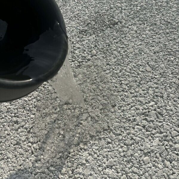 真っ白いオコシコン®︎は白いだけじゃない。同等の透水性に加えてさらに路面温度を下げる効果も