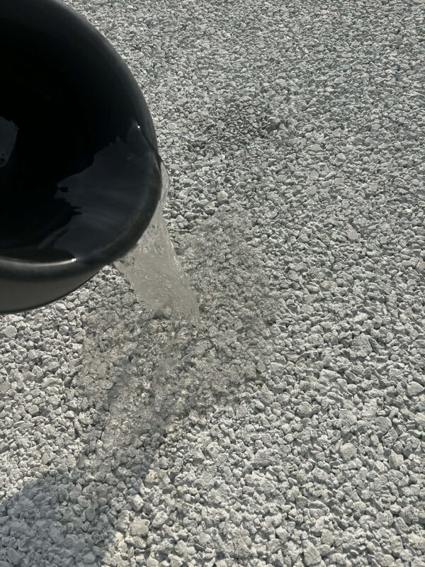 真っ白いオコシコン®︎は白いだけじゃない。同等の透水性に加えてさらに路面温度を下げる効果も