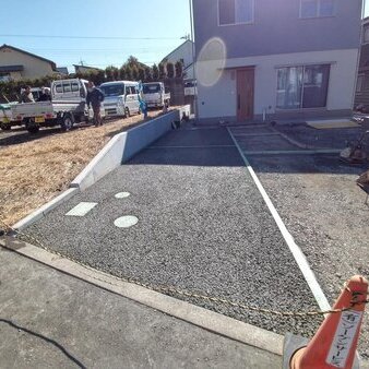 パッチワークで【土間コン™︎】コントラストと排水を担当する【オコシコン®︎】デザインも機能も