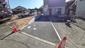 パッチワークで【土間コン™︎】コントラストと排水を担当する【オコシコン®︎】デザインも機能も