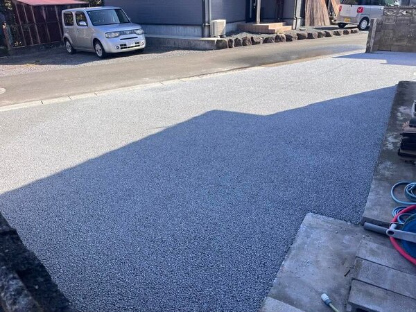 大地本来の機能を再生する土間コン™︎【オコシコン®︎】なら地面全体が水をガブガブ吸い込みます