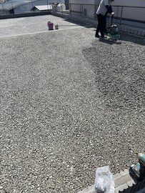 ゴツゴツしたつぶつぶを敷き詰めるだけで排水性の土間コン™︎が完成します