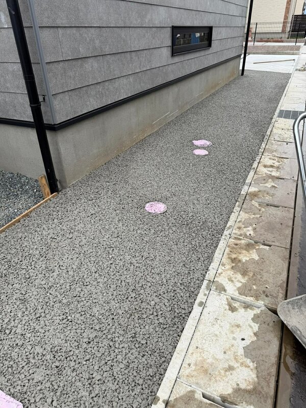 白い土間コン™︎シリーズ【オコシコン®︎】でも登場！ 性能や価格は同じで真っ白な透水性