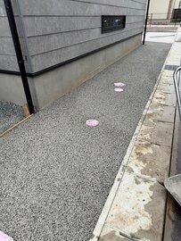 白い土間コン™︎シリーズ【オコシコン®︎】でも登場！ 性能や価格は同じで真っ白な透水性