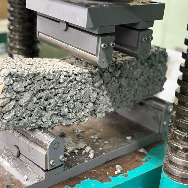 「強度もちゃんと出た！」白いオコシコン®︎ 大地の呼吸を止めずに環境負荷ゼロも達成