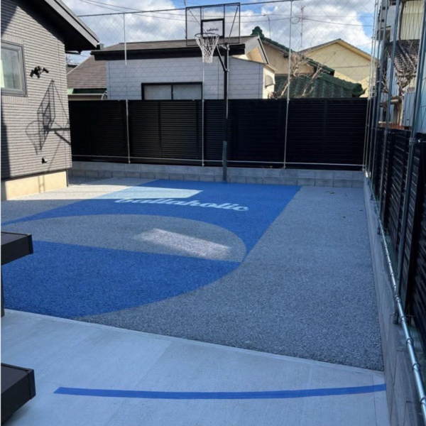 雨上がり直後から足元からりと快適な自宅用バスケットコートは排水性土間コン™︎で実現