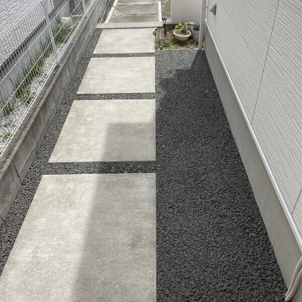 雨の日の玄関前の駐輪を少しでも楽にする土間コン™︎ オコシコン®︎ で足元固めて置こう