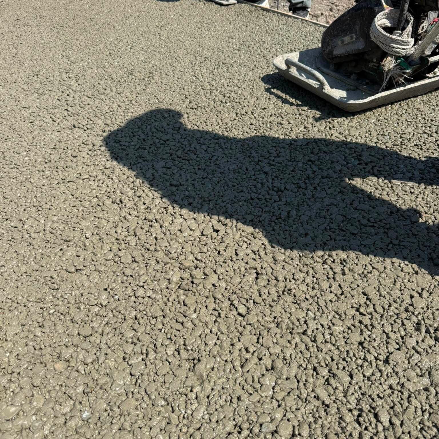 玄関までの諸問題（水たまり、ぬかるみ、段差、凸凹、草、その他）を解決する土間コン™︎とは