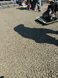 玄関までの諸問題（水たまり、ぬかるみ、段差、凸凹、草、その他）を解決する土間コン™︎とは