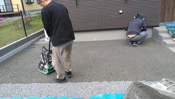水をガブガブ飲み込むコンクリート（土間コン™︎）は決して新しい製品ではありません