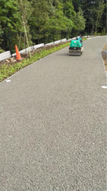 夏場の排水性舗装工事なら「体温よりも低い」材料 【土間コン™︎】 もお勧め。ポーラスコンクリート舗装について