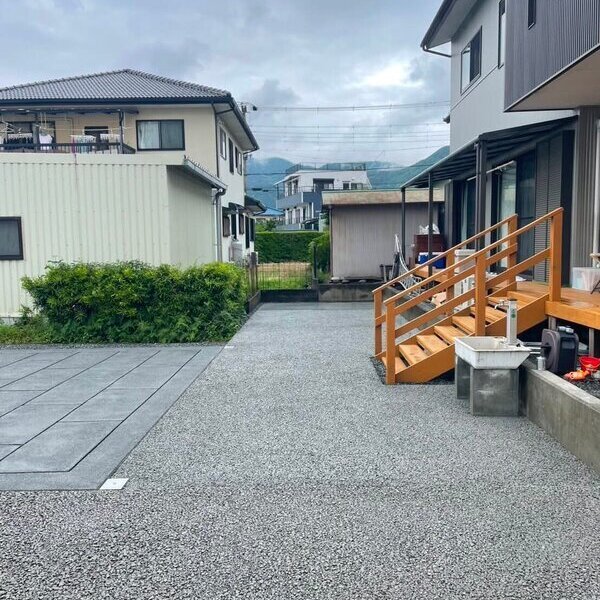 今注目の【ドットコン】とダブルで採用された燻銀ポーラスコンクリート【オコシコン®︎】
