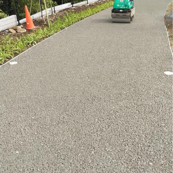 夏場の排水性舗装工事なら「体温よりも低い」材料 【土間コン™︎】 もお勧め。ポーラスコンクリート舗装について