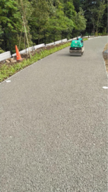 夏場の排水性舗装工事なら「体温よりも低い」材料 【土間コン™︎】 もお勧め。ポーラスコンクリート舗装について