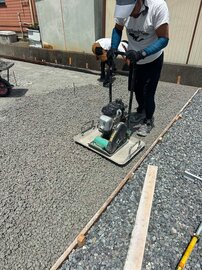 排水性土間コン™︎ オコシコン®︎ はフツーの生コンのようにフツーに現場に届きます