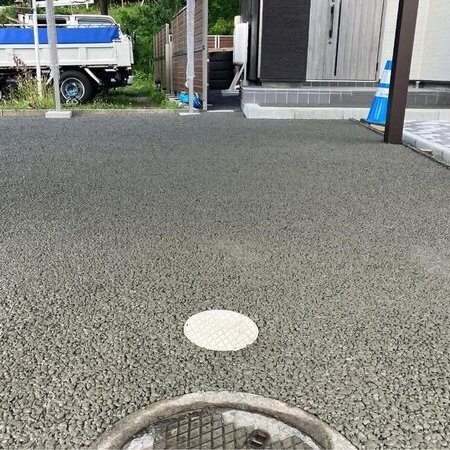 あまり見かけないゴツゴツ見た目でフラットな土間コン™︎雨の日でも歩行や車の乗り降り快適