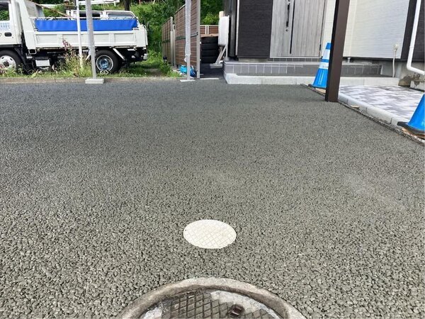 あまり見かけないゴツゴツ見た目でフラットな土間コン™︎雨の日でも歩行や車の乗り降り快適