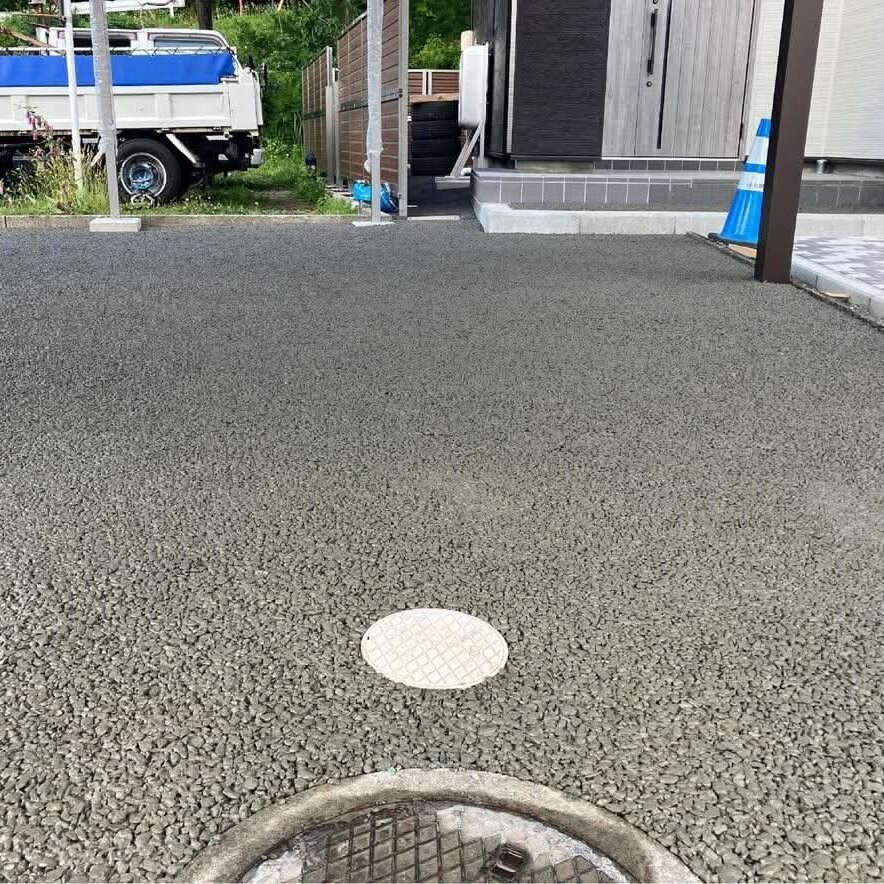 あまり見かけないゴツゴツ見た目でフラットな土間コン™︎雨の日でも歩行や車の乗り降り快適