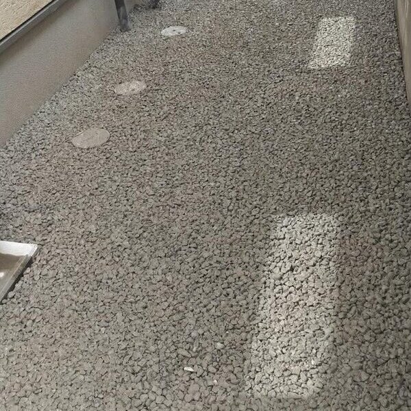 建物間の水たまり足元の不快を解消