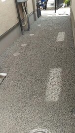 建物間の水たまり足元の不快を解消