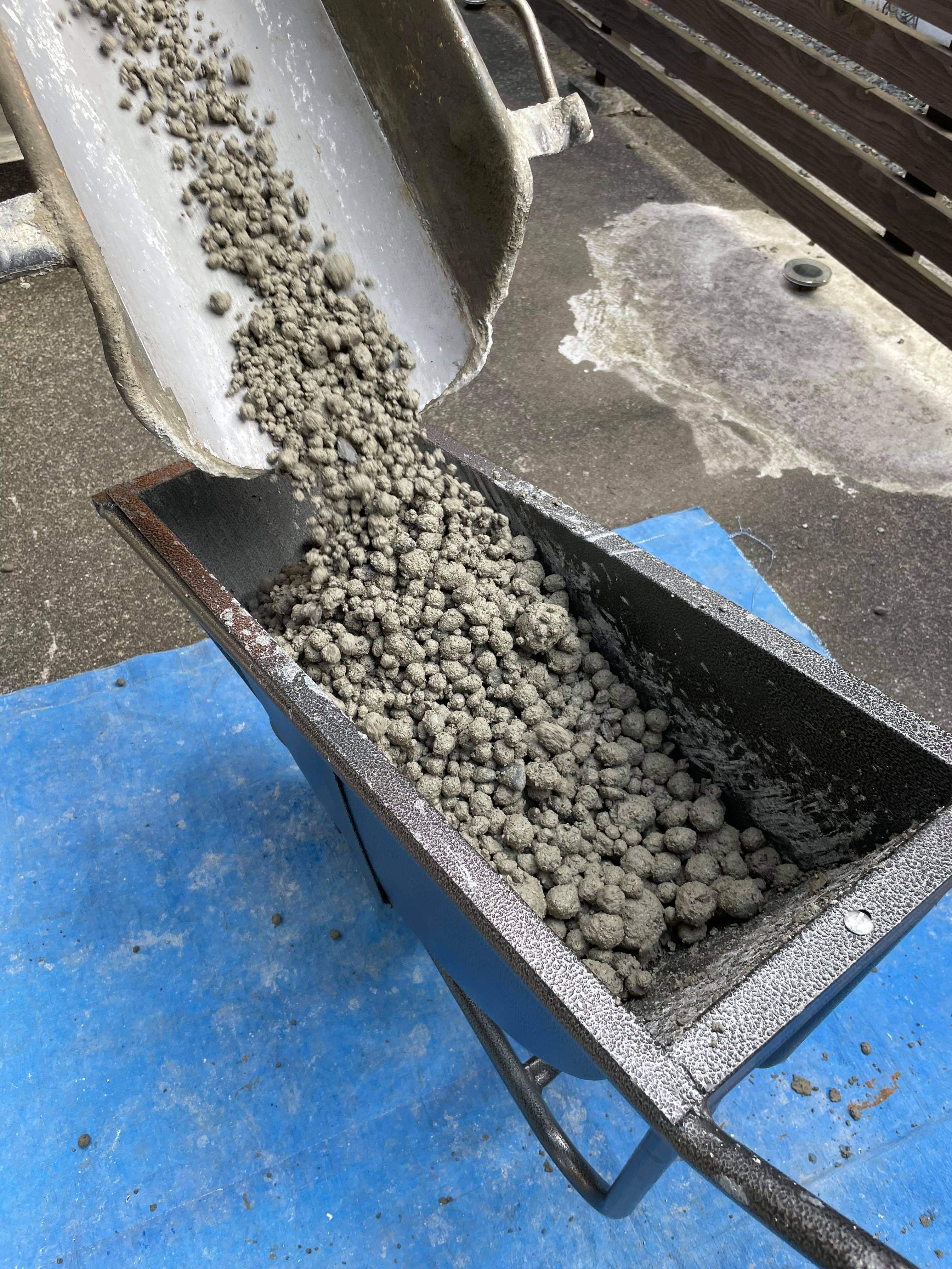 施工は簡単 撒いて踏むだけ で家周りの雑草 水たまり ぬかるみから解放されない オワコン 残コン再利用